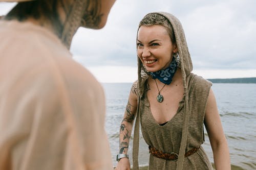 女人微笑的照片 · 免费素材图片