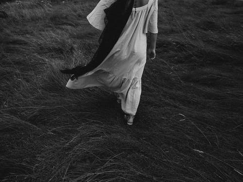 在草地上行走的女人 · 免费素材图片