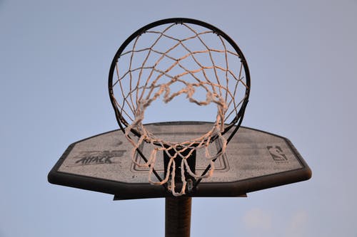 棕色和黑色篮球架的低角度摄影 · 免费素材图片