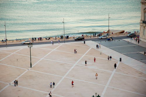 在海滨宽敞的城市广场上行走的人 · 免费素材图片