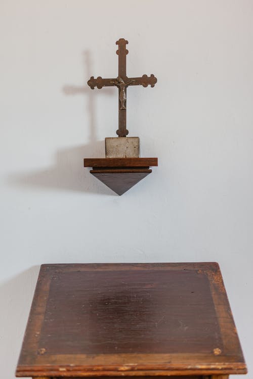 老木讲坛与墙上的十字架 · 免费素材图片