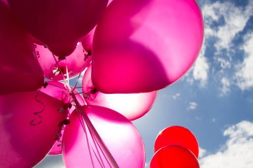 白天的粉色和红色气球 · 免费素材图片