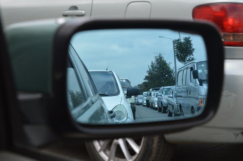 汽车后视镜显示交通繁忙 · 免费素材图片