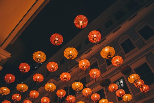 夜间中国灯笼的低角度照片 · 免费素材图片