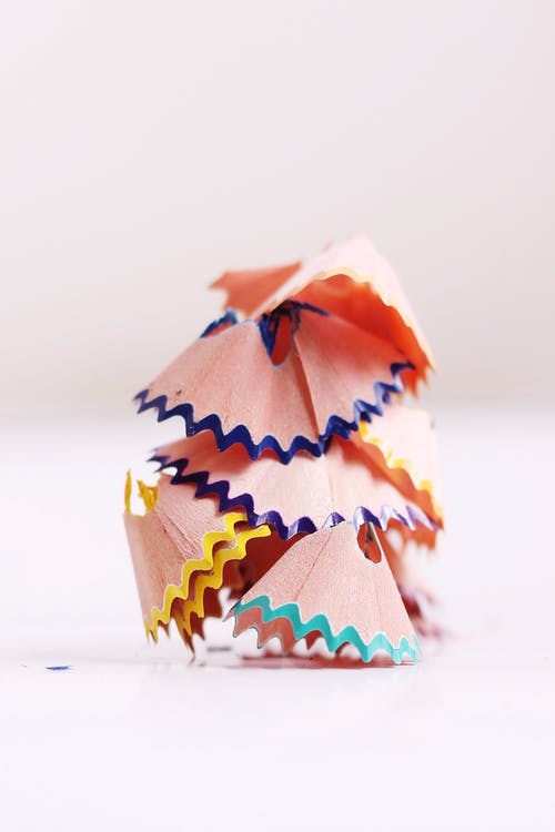 棕绿色和黄色成堆的铅笔剪 · 免费素材图片