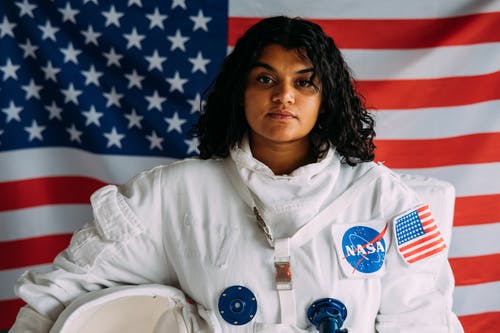 女人抱着太空服头盔 · 免费素材图片