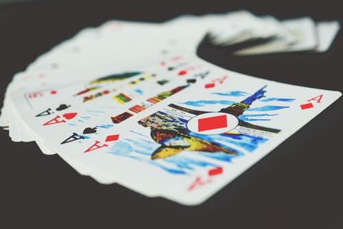 黑色表面上的扑克牌 · 免费素材图片