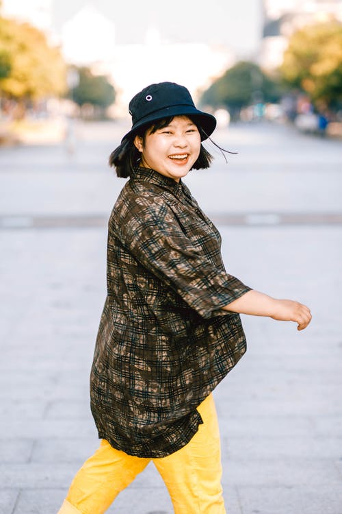 戴着黑桶帽子的女人的照片 · 免费素材图片