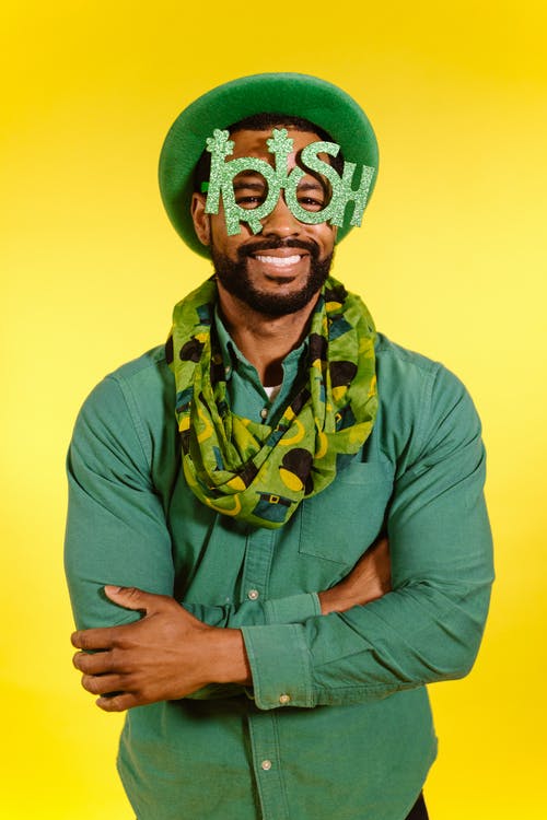 有关人, 双臂交叉, 围巾的免费素材图片