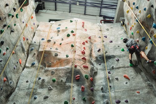 在健身房无法识别的登山者上升壁 · 免费素材图片