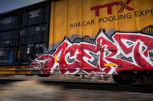 铁路涂鸦集装箱 · 免费素材图片