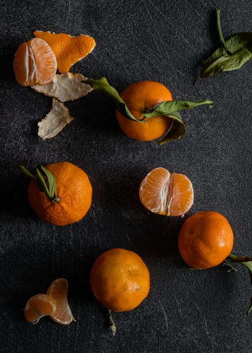 黑色表面上的橙色水果 · 免费素材图片