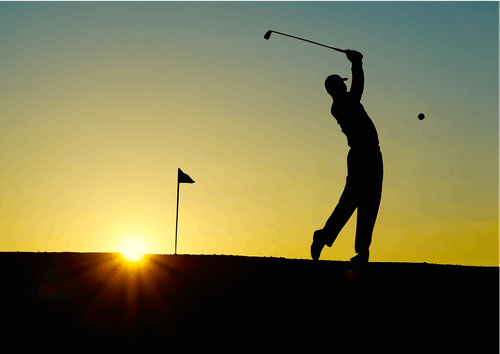 男人在日落时打高尔夫球的剪影 · 免费素材图片