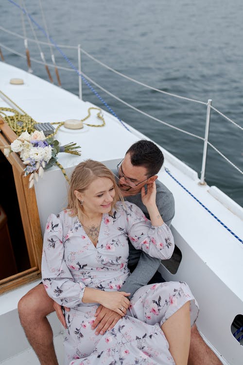 拥抱在游艇航行的快乐的夫妇在海洋 · 免费素材图片