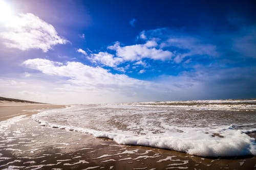 白天，大海在多云的蓝天下的自行车波 · 免费素材图片