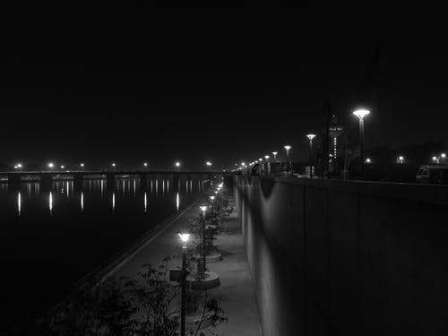 夜间在灰度摄影中打开灯 · 免费素材图片