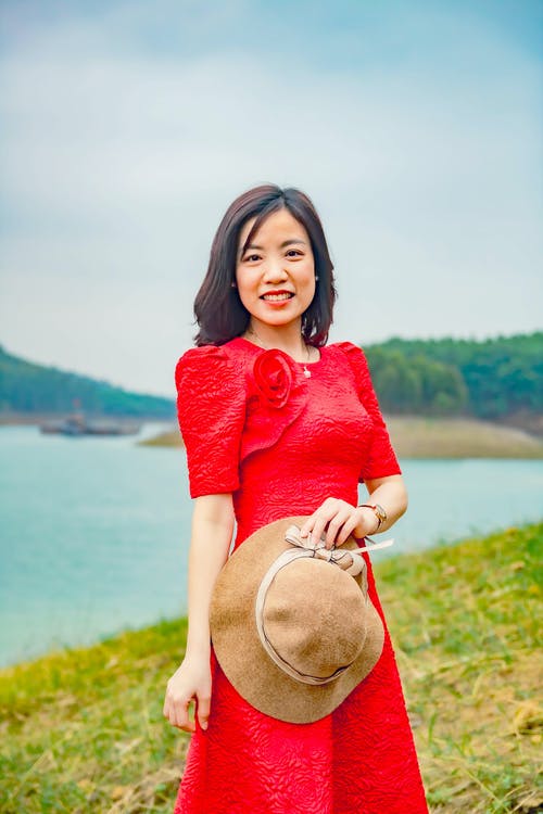 有关垂直拍摄, 微笑, 站立的免费素材图片