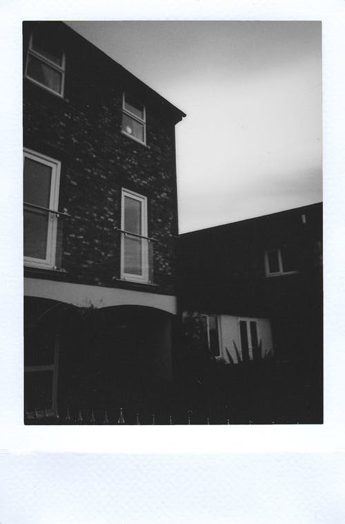 房子的黑白照片 · 免费素材图片