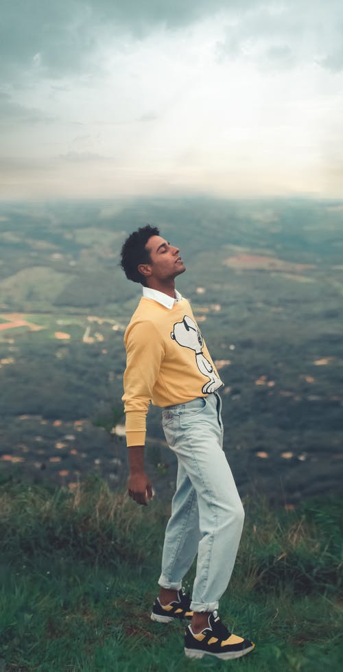 黄色长袖衬衫站在绿色草地上的人 · 免费素材图片