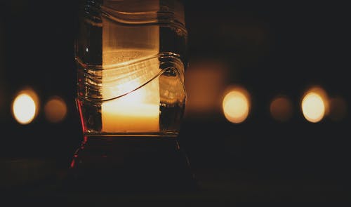 玻璃瓶内的支柱蜡烛 · 免费素材图片