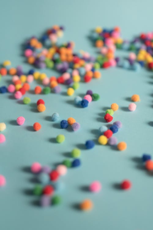 红色，黄色，蓝色和粉红色的珠子 · 免费素材图片