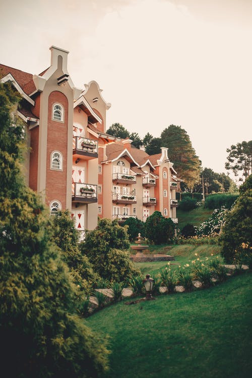 白天建筑物的照片 · 免费素材图片