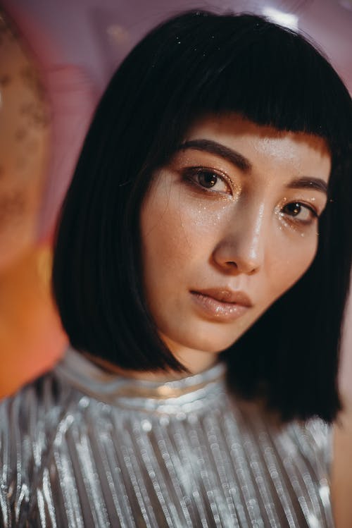 女士灰色无袖衬衫 · 免费素材图片