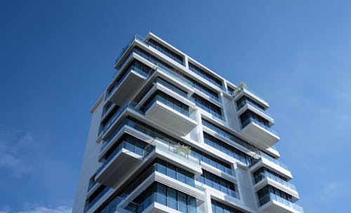 阳光明媚的蓝天下的白色混凝土建筑 · 免费素材图片