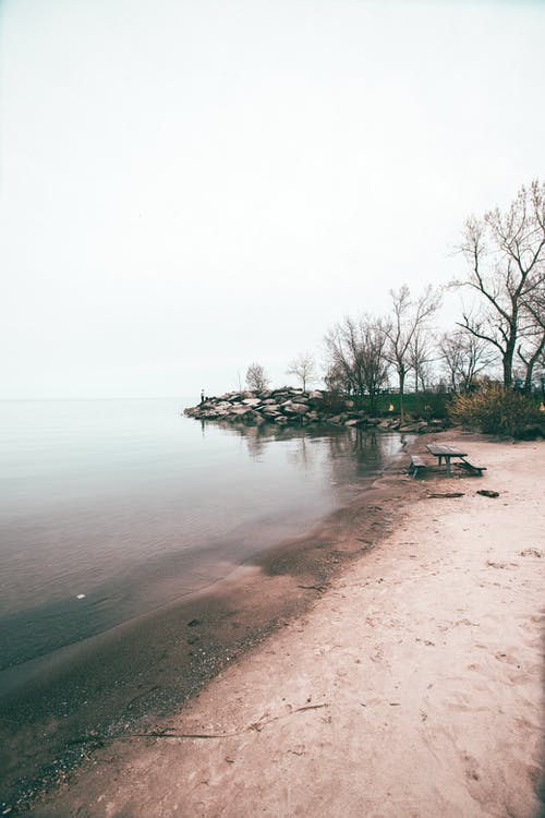 海滩附近湖的照片 · 免费素材图片