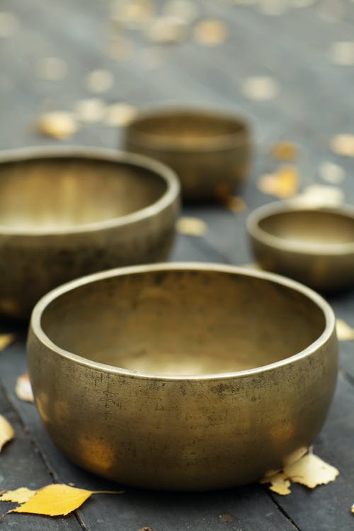 青铜碗的特写摄影 · 免费素材图片