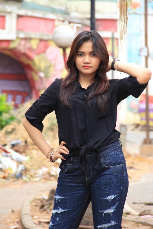 有关咖啡色头发的女人, 摆姿势, 牛仔裤的免费素材图片