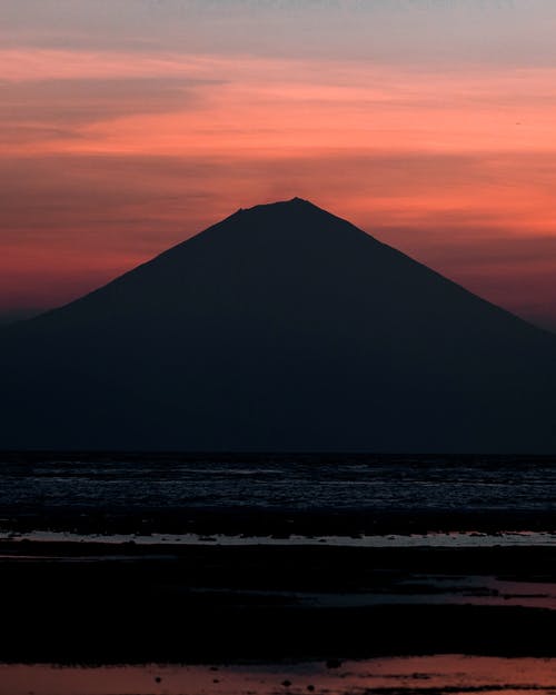 一座山的轮廓 · 免费素材图片