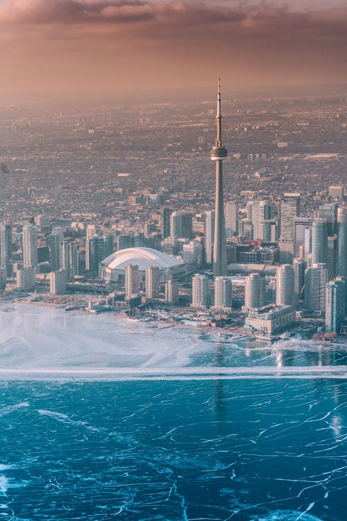 海岸线附近的城市鸟瞰图 · 免费素材图片