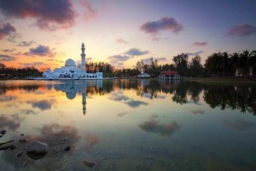 水体附近的白色清真寺 · 免费素材图片