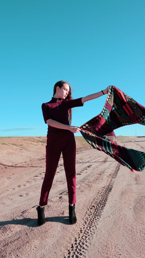 女人拿着围巾的照片 · 免费素材图片