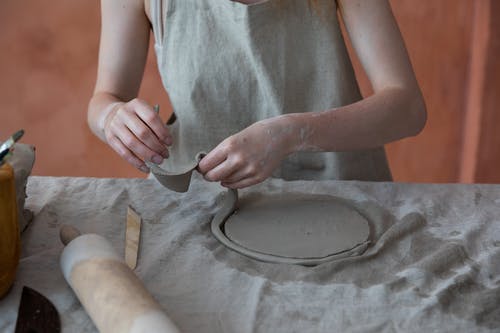 桌上的作物陶艺家切割粘土 · 免费素材图片