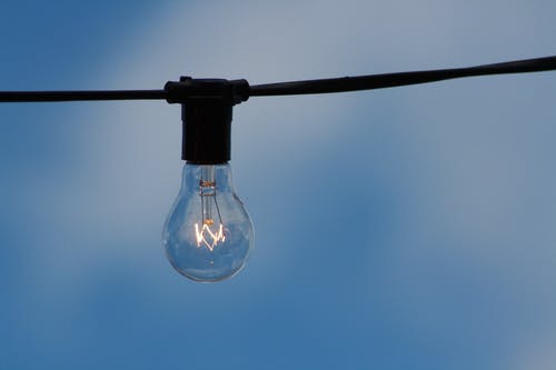 电线上的透明灯泡 · 免费素材图片