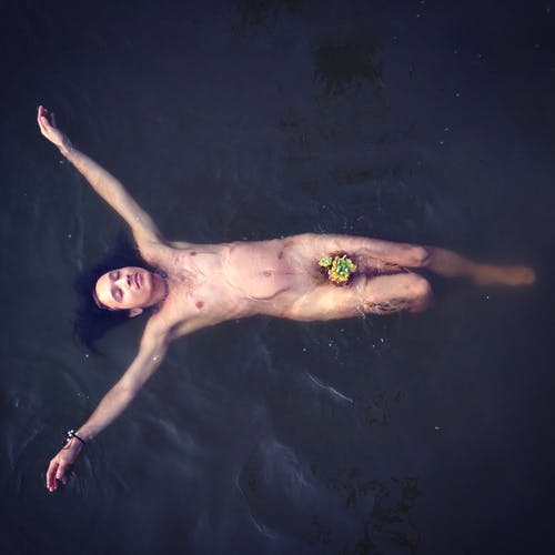 裸体男子躺在水上 · 免费素材图片