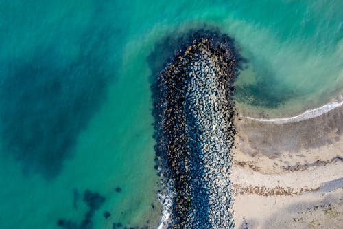 大海与防波堤的鸟瞰图 · 免费素材图片