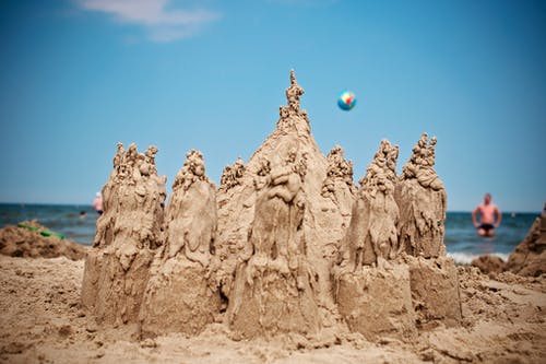 沙雕在蓝蓝的天空下的海滩上 · 免费素材图片