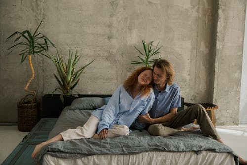 幸福的夫妇，在床上休息 · 免费素材图片