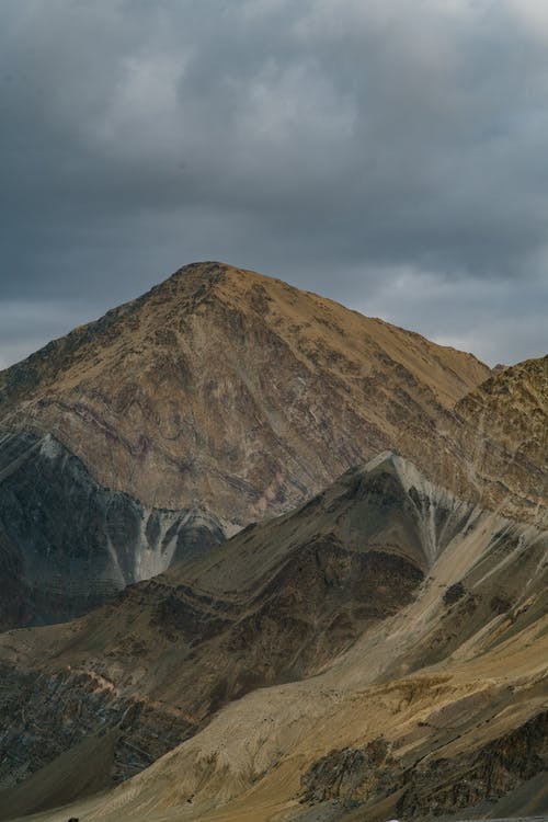 如诗如画的山谷，对朦胧的天空 · 免费素材图片