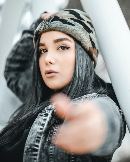 女人穿着迷彩豆豆的照片 · 免费素材图片