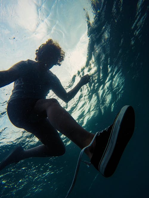 男子跳上水 · 免费素材图片