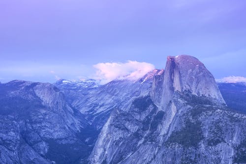 多云的天空下的山脉 · 免费素材图片