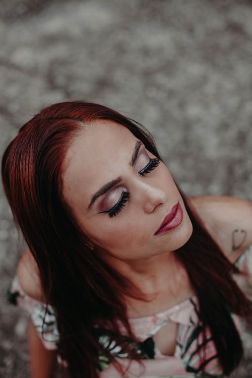 女人穿着米色和红色露肩衬衫 · 免费素材图片