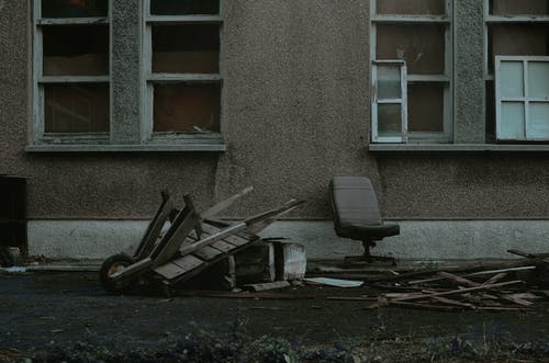 棕色混凝土建筑旁边的黑色和灰色椅子 · 免费素材图片