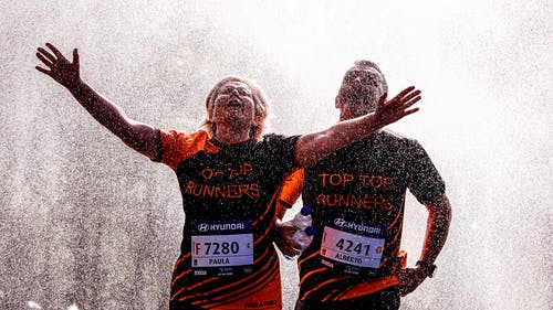 女人举起双手 · 免费素材图片