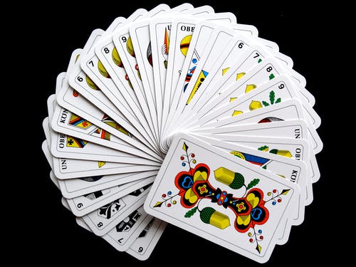 白色和黄色扑克牌 · 免费素材图片