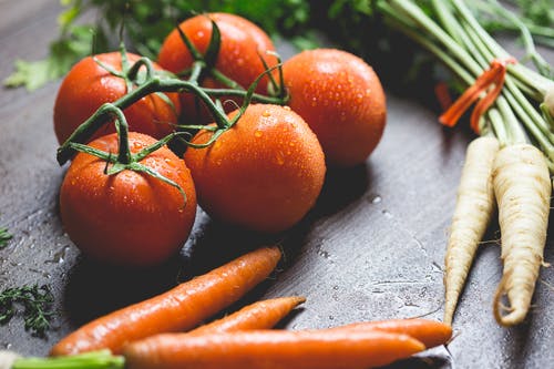 西红柿，胡萝卜和萝卜在桌子上 · 免费素材图片